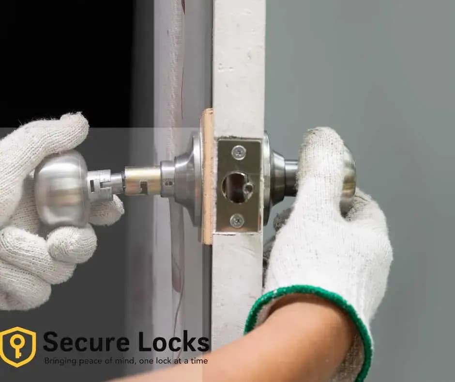 Stranded Outside? How to Find a Trustworthy Locksmith in Minutes