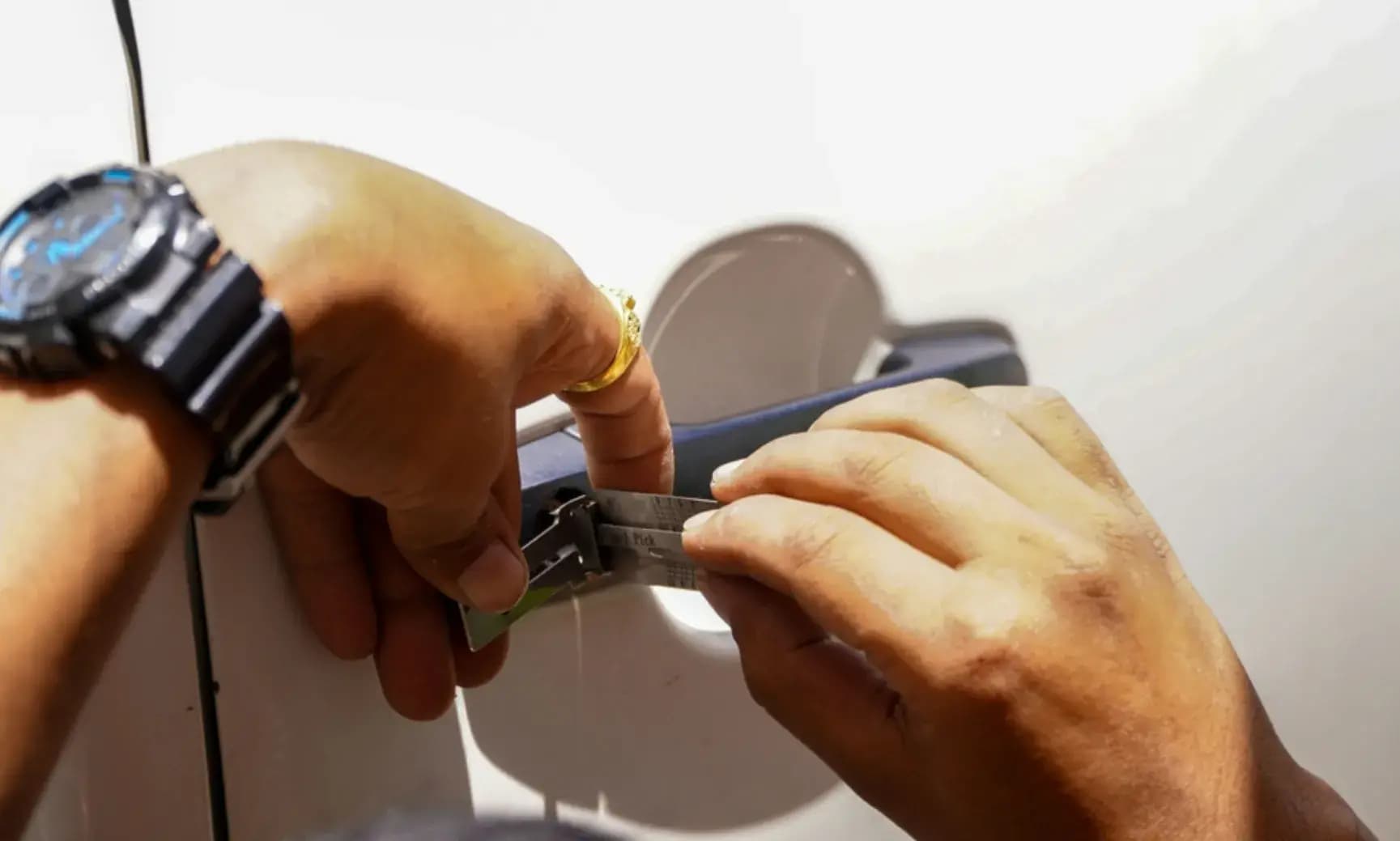The Dangers of Choosing an Unqualified Car Locksmith in Chicago: Protect Your Car's Programming Today