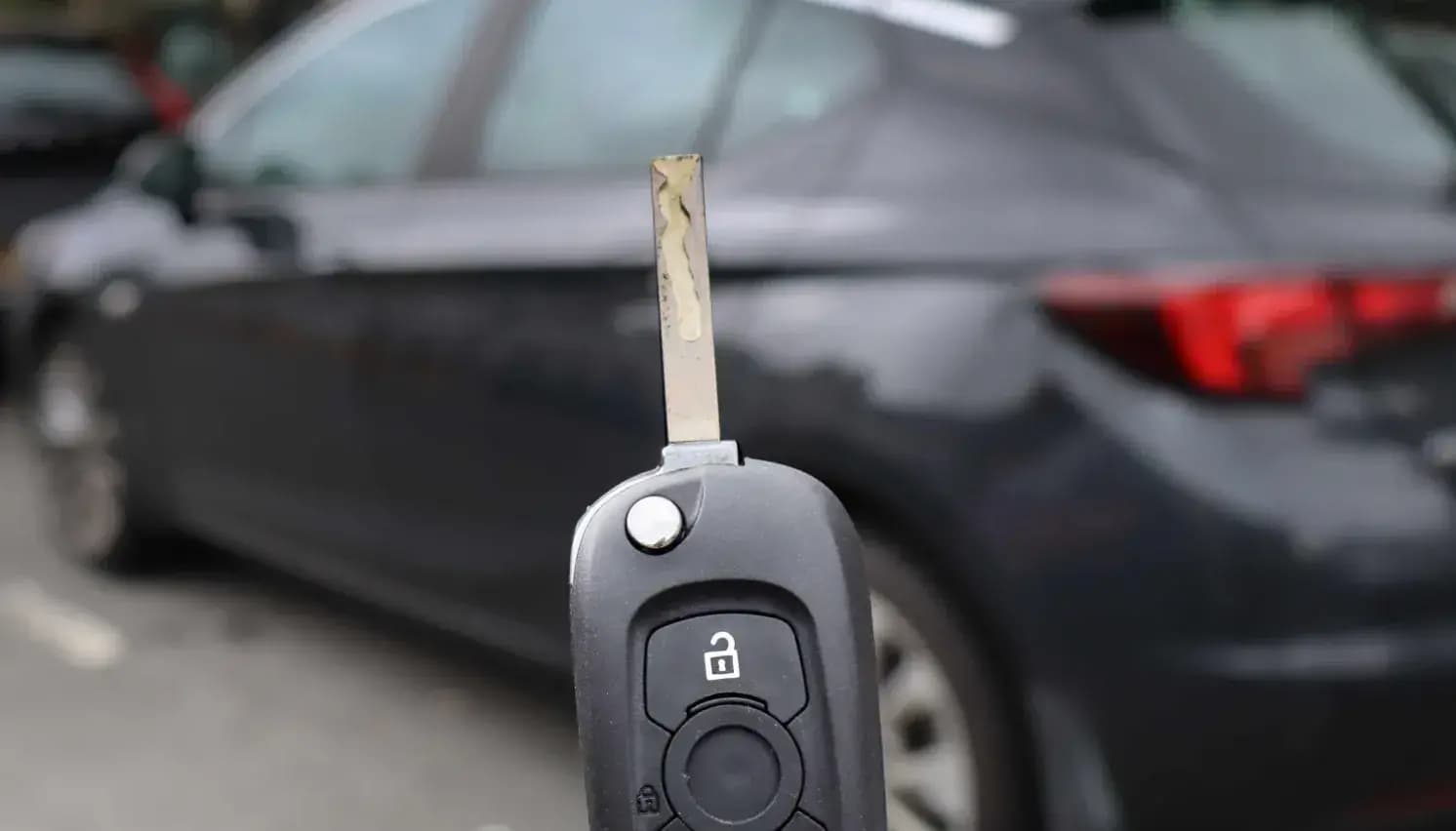 Cost-Effective Solutions for Traditional Car Key Replacement by Secure Locks