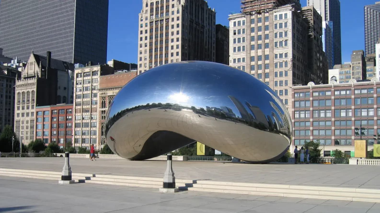 Discover the Magic of Cloud Gate: Chicago, IL's Iconic Mirror Sculpture