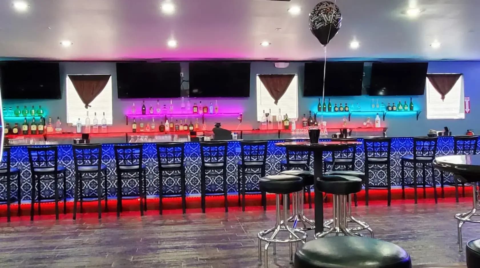 Unwind and Dine at Errico's Club 30: Cicero, IL's Hidden Gem