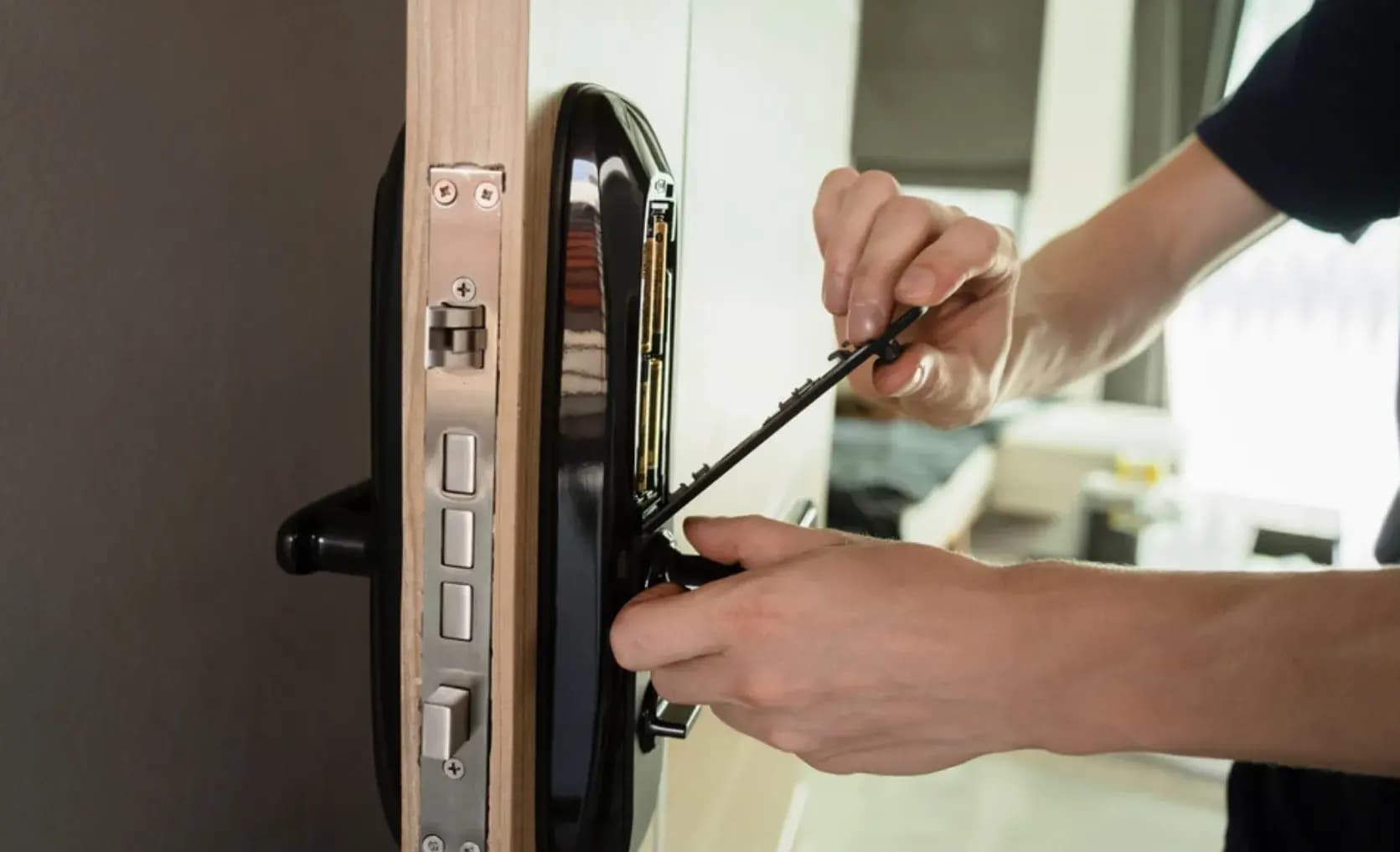 From Manual Keys to Smart Locks in Chicago: The Revolution in Locksmithing